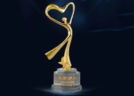 Ouro ereto do copo do troféu do metal do projeto elegante chapeado para vencedores de dança
