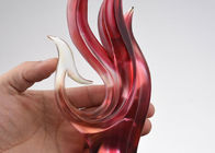 A forma irregular coloriu o copo do troféu do esmalte para o participante das concessões do filme/música
