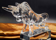 As estatuetas animais da vaca de cristal modelam para o escritório/decorações home
