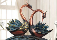 As cisnes dos ofícios da decoração da resina do uso do casamento projetam amantes/lembranças dos pares