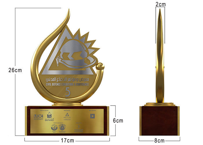 Dos troféus feitos sob encomenda do metal da empresa ouro brilhante chapeado com o logotipo gravado
