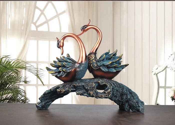 As cisnes dos ofícios da decoração da resina do uso do casamento projetam amantes/lembranças dos pares