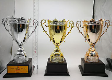 O copo feito-à-medida do troféu do metal, concessão do fósforo de esportes coloca troféus