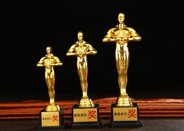 A concessão da posição do metal coloca o tipo baixo de madeira dos troféus para o logotipo feito sob encomenda de Oscar aceitado