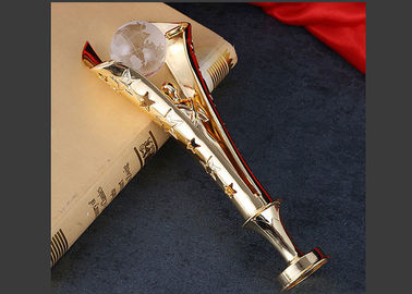 Globo de cristal que torna ôcas para fora as concessões feitas sob encomenda do troféu que lustram a superfície com caixa de presente