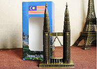 Tipo chapeado lembranças do turista do peltre das torres gêmeas de Malásia Petronas