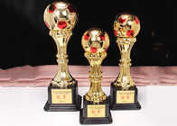 A concessão do material plástico do ABS coloca troféus para competições do futebol