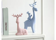 A decoração da resina da casa/hotel Crafts a forma dos cervos da resina sobre a família animal