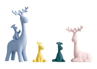 A decoração da resina da casa/hotel Crafts a forma dos cervos da resina sobre a família animal