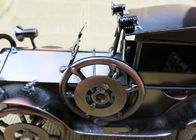 Ofícios de cobre antigos das decorações do metal do modelo do carro da bolha na mesa da sala de estar