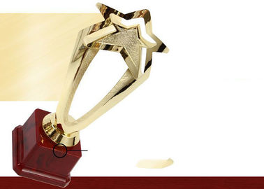 Cinco - troféus plásticos e concessões da estrela aguçado com base de madeira vermelha